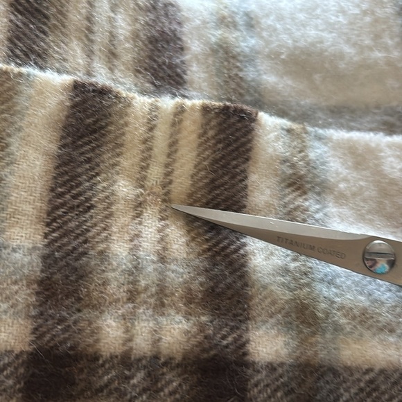 LOCHMERE 100% Cashmere Plaid Scarf - Picture 6 of 6